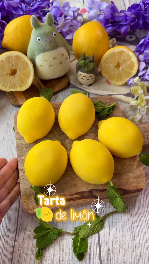 🍋 TARTA DE LIMÓN ✨

🍋Ya sabéis que estoy versionando los postres más virales para que podáis hacerlos en casa... y hoy le toca el turno a una de las frutas que más me habéis pedido: el limón 🤭

¿Qué hacemos para la siguiente?

🌸INGREDIENTES
Relleno:
➖ 60 ml de zumo de limón
➖ 6 gr de endulzante yummy o 60 gr de azúcar
➖ 2 yemas de huevo
➖ 1 gr de gelatina 
➖ ralladura 1 limón 
➖ 70 gr de mantequilla 
Mousse :
➖ 100 gr de chocolate blanco 
➖ 50 ml de nata caliente
➖ 2 gr de gelatina
➖ 150 ml nata fría 
Cobertura 
➖ 100 gr chocolate blanco 
➖ 100 gr manteca de cacao
➖ colorante liposoluble 

🍋 Deja el relleno mínimo 2-3 horas
🍋 Prepara el mousse, añade el relleno y deja en el congelador unas 6 horas 
🍋 Desmolda, cubre y deja reposar en la nevera 30 min para que alcance la textura suave 

#recetasburpee_vet #postres #recetas