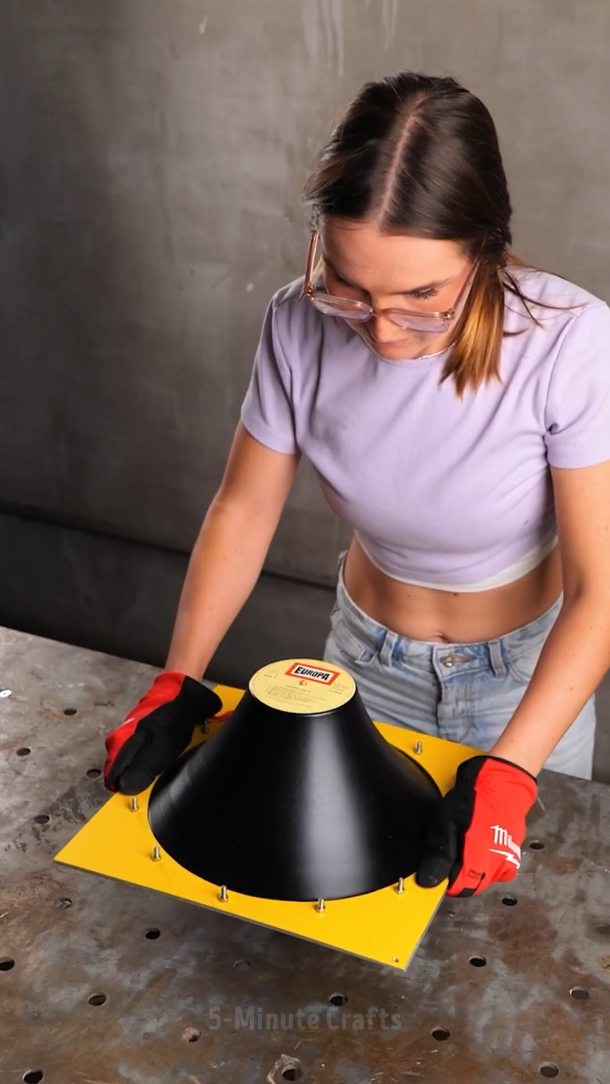 She turned old vinyl into a working speaker… 😳
