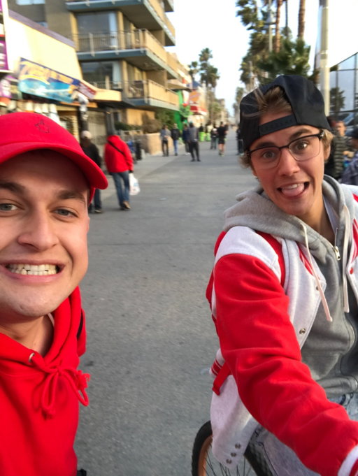 tbt to when i was filming a strangers vid on the venice beach boardwalk and justin bieber biked by lmaooo
