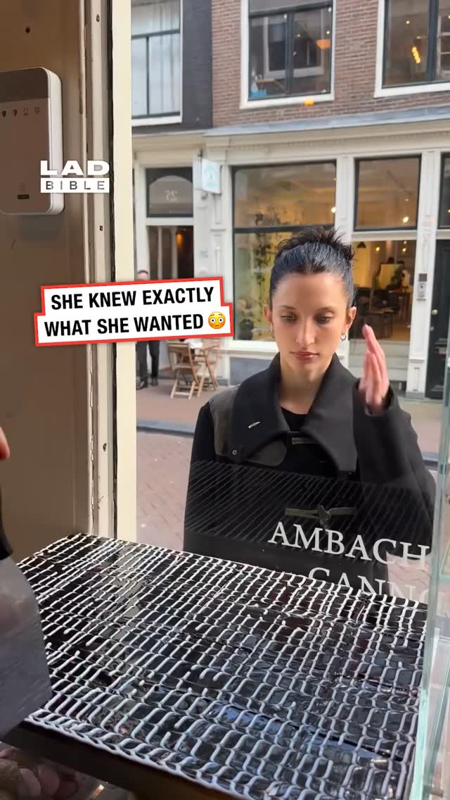 Why from the middle though???⁠
⁠
(🎥: @elyse__n x @debestelekkernij)⁠
⁠
-⁠
⁠
#funnyvids #amsterdam #food #cake