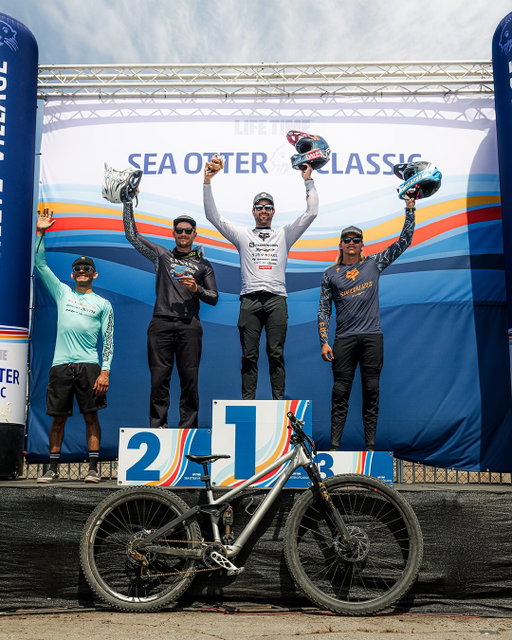 1st Place for @nekomulally at Sea Otter DH 🥇

It only took a 32” wheel and Asa’s speed suit but we got Rick the dub! 

Photos: @ljm_images_