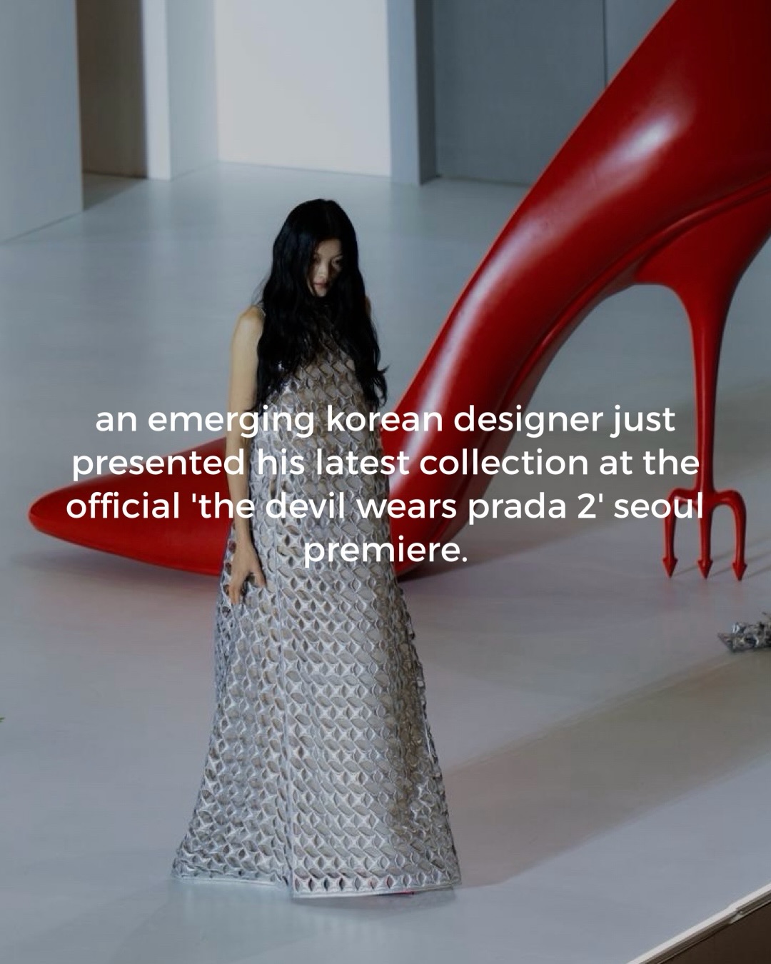 Super brilliant! At the Seoul premiere for 'The Devil Wears Prada 2' a lucky emerging Korean designer @jaden__cho was chosen to present his latest collection to the full crowd!!!