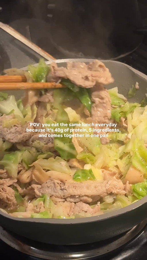 FOLLOW FOR MORE EASY HIGH PROTEIN RECIPES

PORK LOIN STIR FRY

MACROS
302 cals | 42.1g protein | 19.7g net carbs | 6.8g fat

6 oz pork loin
6 oz cabbage
1 large oyster mushroom
1 tbsp oyster sauce
1 tsp garlic powder

#highproteinmeals #lowcarbrecipes #asiancooking #healthyrecipes #weightlossmeals