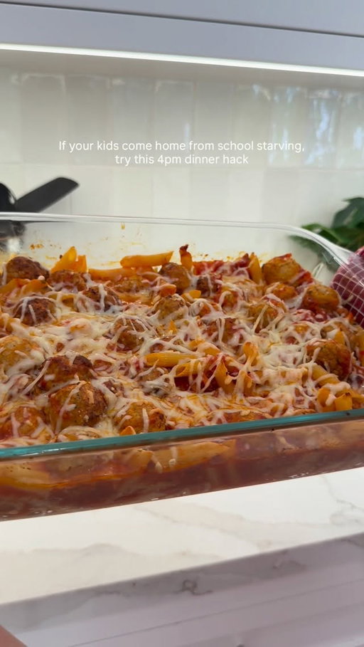 If your kids come home from school starving, try this 4:00pm dinner hack.

I started doing dinner at 4:00 and it’s honestly been a game changer. I go straight into something quick and filling, and recentlyI’ve been making @eatbanza’s NEW Wheat Protein penne with meatballs and marinara.  It seriously tastes just like regular pasta (your kids won’t even know the difference), and making it as a one-pan “dump” meal makes it even better. 😋So easy, balanced, and about 30 grams of protein per serving! #banzapartner