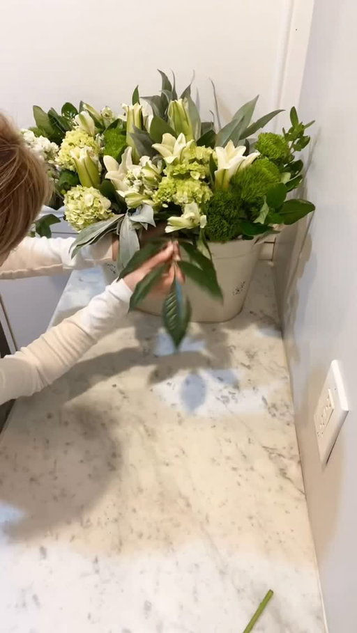 You don’t need to rearrange grocery store flowers to make them look good! Drop them in vases and then into a larger container for a full, overflowing, and very easy arrangement!
.
.
.
#flowerhack #centerpieceideas #diyflowers #easydecor
