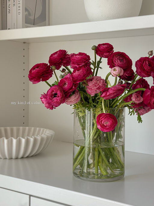 Some homes just feel softer with flowers 🌷

#aestheticblog #mycomfortlifestyle #myeverydaymagic #mysafespace #homediaries