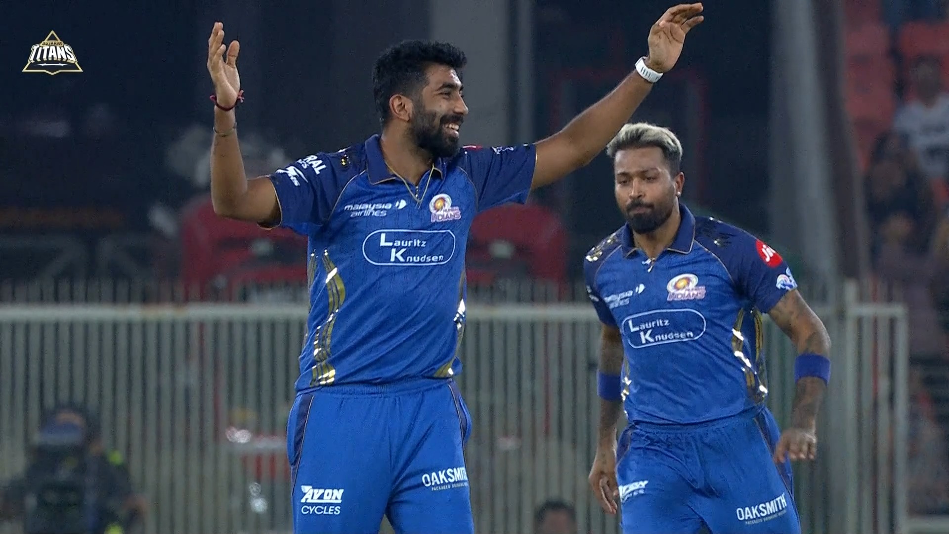 1⃣st ball 🤝 1⃣st wicket 

The Jasprit Bumrah effect is back 😎

#TATAIPL | #KhelBindaas | #GTvMI | @jaspritb1