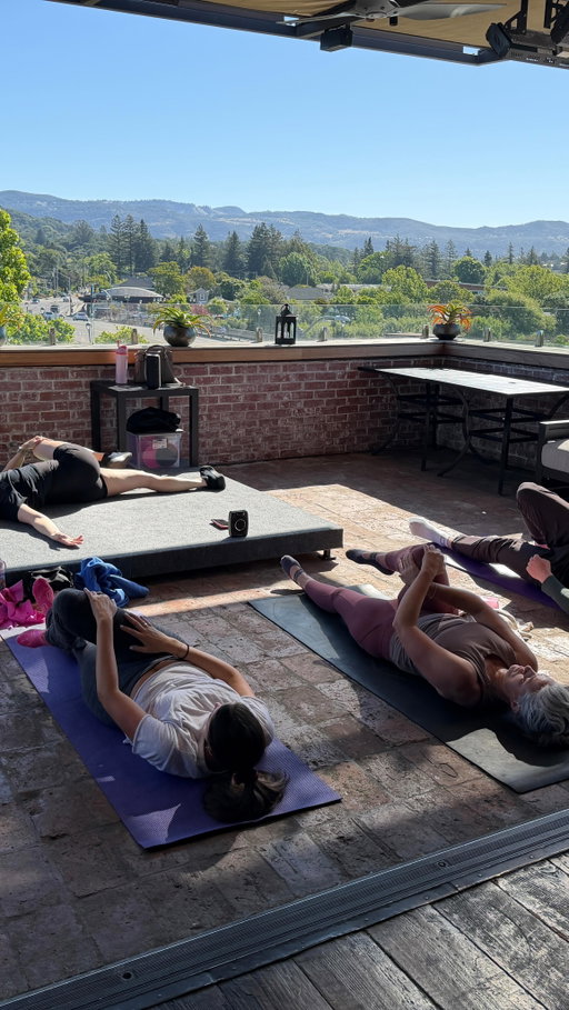 9am pilates on our rooftop in downtown Napa🍷 Thank you to @bodyroknapasolano for a perfect way to start the morning🧘‍♀️ 

Stay tuned for more events on the Rooftop at @quiltandco 🥂