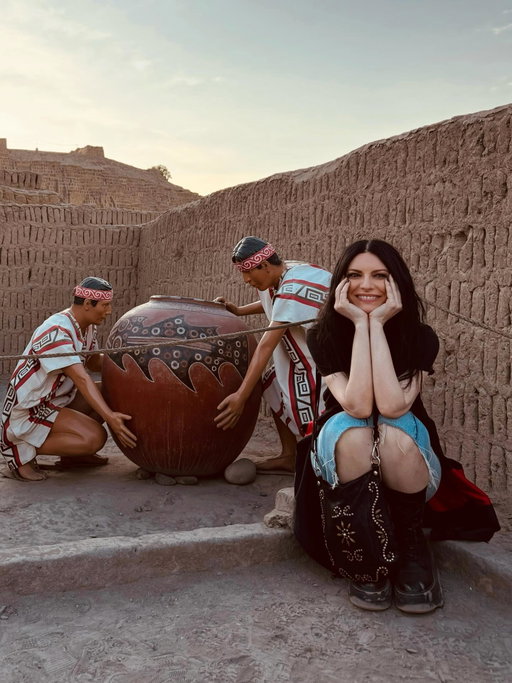 10. LIMA 🇵🇪
¡Yupaychani, Perú!
Hemos pasado unos días encantadores con ustedes, visitando la ciudad y aprendiendo un poco más sobre esta hermosa cultura. Celebramos el cumpleaños de mi marido, Paolo, y cantamos al unísono con 12 mil personas en la @arena1pe.

Según los incas, INTI es el Dios del Sol ☀️ y PACHAMAMA la Diosa de la Tierra 🌎. ¡Aquí hemos amado a ambos!

Y también aprendí una frase que nunca olvidaré:
“SI QUIERES CRECER Y APRENDER, MIRA DONDE TUS OJOS NO VEN”.

Gracias por tanto 🤍

Próximo concierto en Bogotá, Colombia, el miércoles 22 de abril, con mi súper invitado @gianmarcooficial.

Photos 
@yourmotherknows 
@r_umeres 
@edgardlescanot