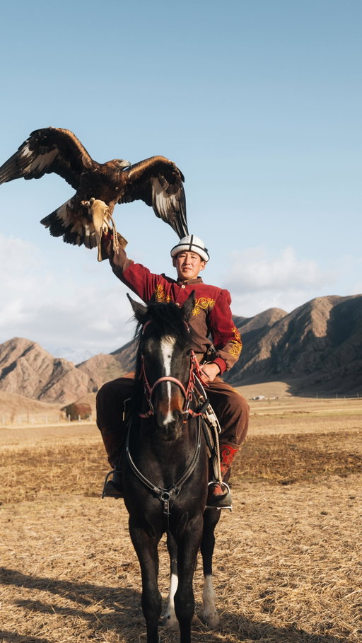 Kyrgyzstan is one of the only places on Earth with real eagle hunters, and this is INSANE 🤯

Follow @malakai.barclay for more travel content 🌎 

@kyrgyzest.tours 

#kyrgyzstan #kyrgyzstan🇰🇬 #eaglehunter #travelexperiences