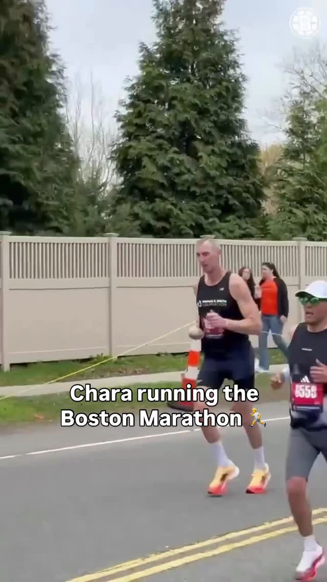 Bruins legend Zdeno Chara is back running the Boston Marathon again 🏃

(via @nhlbruins)