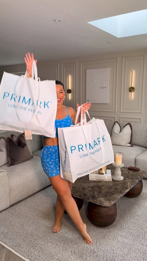 THE NEWNESS!!! Another week another UNREAL TRY ON! 👏  @primark delivering as always!

Links & sizes will be added to stories & saved to “APRIL” 🔗 highlights 💕

The first dress WOAH 👌 £20 I such a bargain!! & the jorts I can’t even deal with 😍

Which outfit is your favourite? 1,2,3,4 or 5? ⤵️ ad

#iworkwithprimark