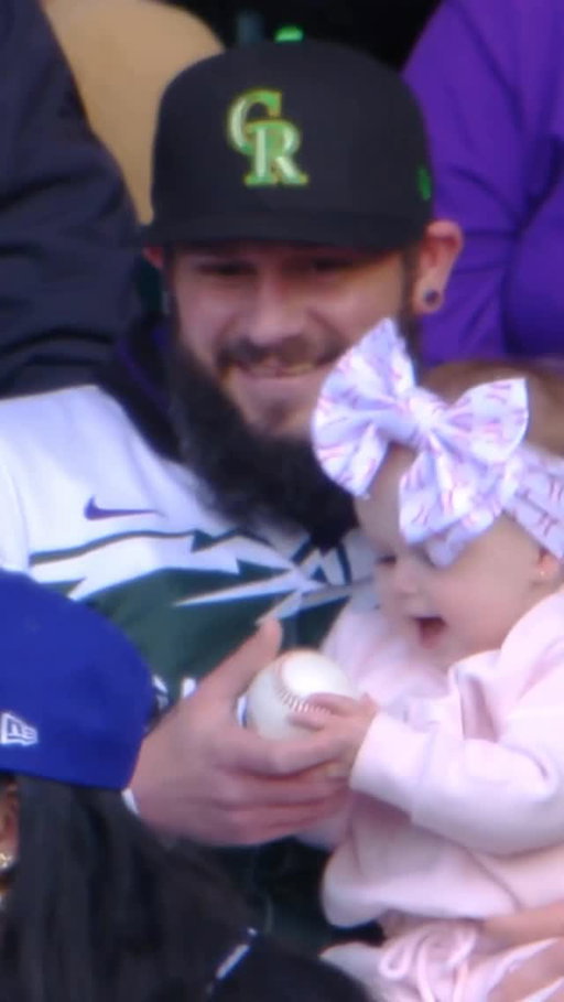 Baseball in his right hand ... baby in his left 🤯