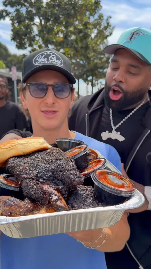 Trying the best BBQ in Compton!
📍 @kitchenscorner_ , Compton CA

#bbq #beefrib #compton #ribs #barbeque