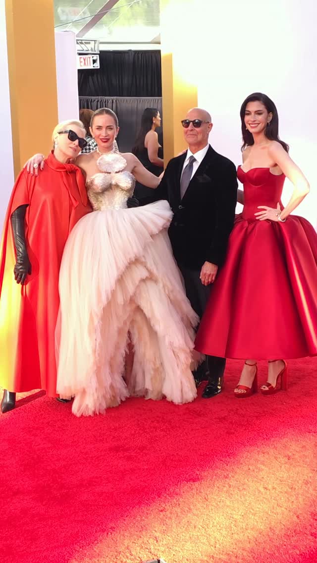 No cerulean in sight! ‘Runway’ Magazine staff meeting or #DevilWearsPrada2 World Premiere in NYC? #MerylStreep, #AnneHathaway, #EmilyBlunt and #StanleyTucci reunite one more time on the red carpet ahead of the long-awaited sequel 👠