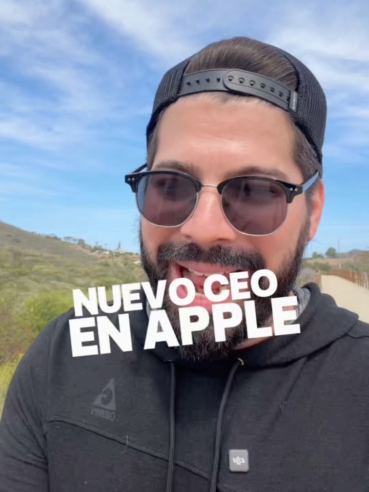 🚨TENEMOS NUEVO CEO EN APPLE!
Después de alrededor de 15 años Tim Cook se prepara para dejar su puesto de CEO y convertirse en executive chairmain.

En su lugar llegará John Ternus como nuevo CEO, quien en estos momentos es Senior VP de hardware engineering (en otras palabras encargado del hardware de iPhone, iPad, Macbook, etc). 

Si no lo conoces muy bien, aprovecho para recordarte que hace un mes tuve la oportunidad de conocerlo con más detalle durante una entrevista. Puedes encontrar el video completo en YT. 

En fin, no queda más que decir, gracias Tim Cook por lo que logró con la marca los últimos años y, enhora buena, John Ternus, esperemos se venga mucha innovación y cosas buenas! 🙌 

En fin, si eres seguidor de Apple cuéntame lo que opinas en los comentarios!