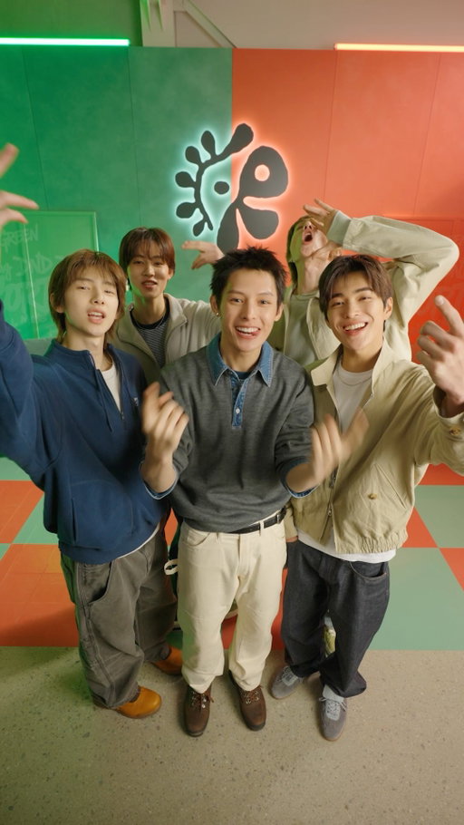 Welcome to our Seoul Hideout with @cortis. Step inside the green vs. red room. 

Bookings open 12PM KST — 04.21. Link in @airbnb bio. 
#CORTIS #코르티스

—

서울 한복판에서 만나는 CORTIS의 Green vs Red 비밀공간, 직접 들어와 경험해보세요!

4.21 오후 12시(KST) 예약 오픈, @airbnb 프로필 바이오 링크에서 확인하세요!

#광고
