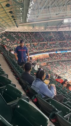 Surprising Fans with Premium Seats at the Stadium
⚾️
#astros #baseballseason #MLB #seatupgrade @astros @mlb @tickpick
