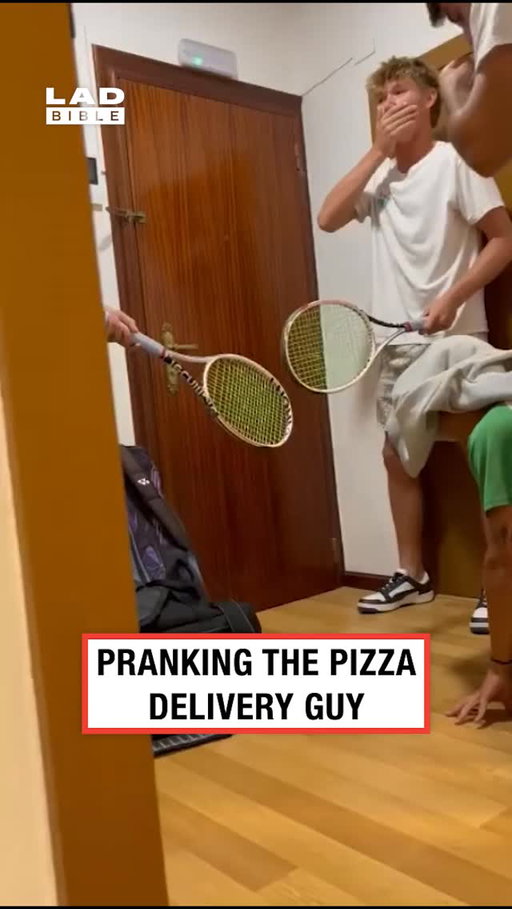 The delivery man will have been thinking about this all night 🤣⁠
⁠
🎥: @sergioocallejon⁠
⁠
#prank #ladbible