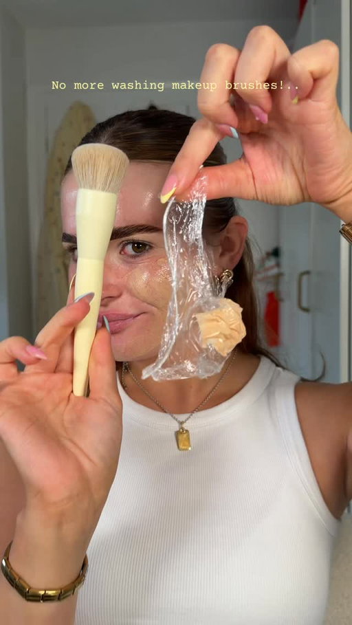 No more cleaning them brushes!! 🤭
•
@morphebrushes brush 
@makeuprevolution skin tint 
Ib @_ayshabegum_ 
•
#makeup #mua #makeuphack #foundationhack #unitedkingdommakeup