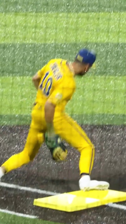 When Ziggy's on first, expect some WILD double trick plays from the Bananas 🍌

#bananaball #savannahbananas #baseballhighlights #infield #Béisbol