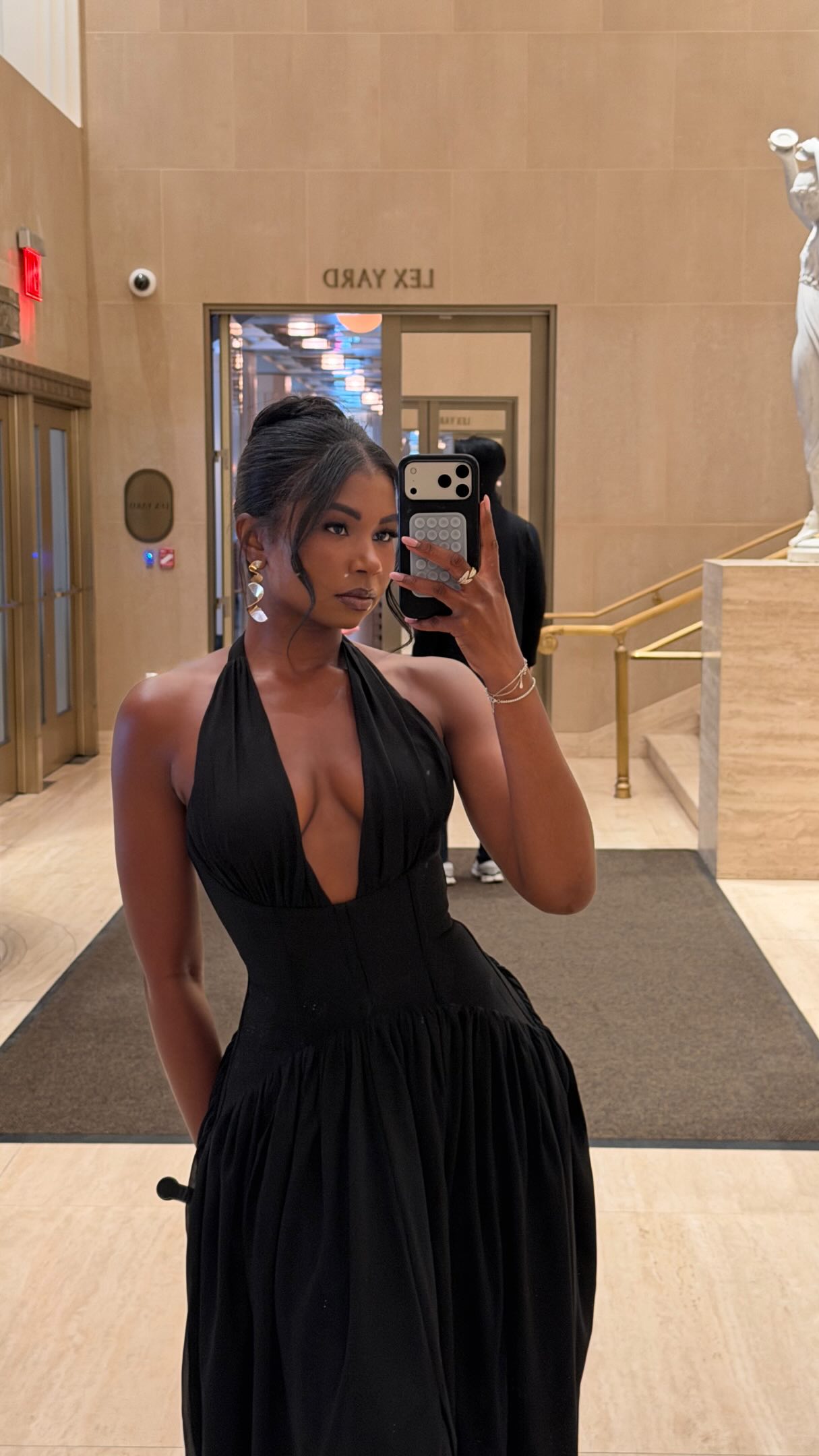 I sold my waist for a ticket to The Devil Wears Prada 2 premiere 😣🤍🍿