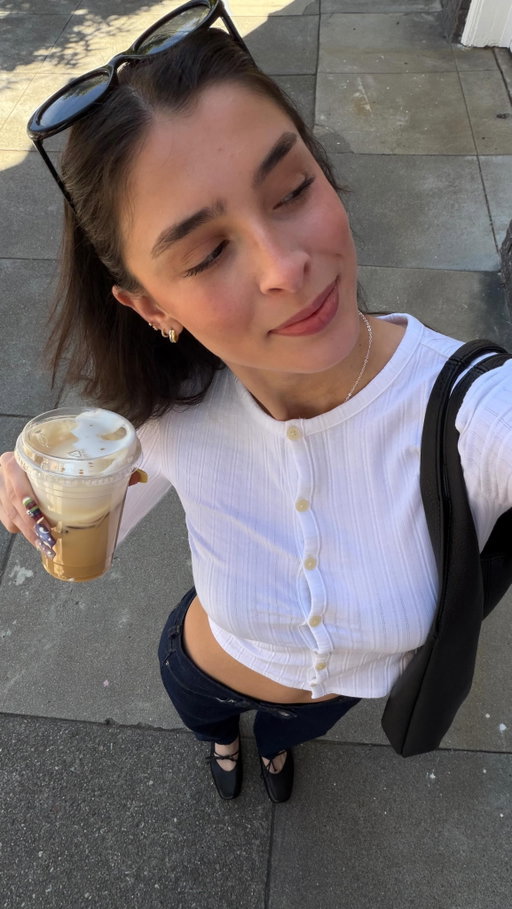 nothing compares to a white top and a classic pair of jeans  @everlane #everlanepartner

wearing: 
Cardigan in Pointelle 
Low-Rise Straight Jeans 
Leather Keyhole Flats
