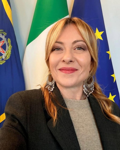 Per sua natura, un solerte propagandista di regime non può impartire lezioni né di coerenza né di libertà.
Ma non saranno certo queste caricature a farci cambiare strada.
Noi, diversamente da altri, non abbiamo fili, non abbiamo padroni e non prendiamo ordini.
La nostra bussola resta una sola: l’interesse dell’Italia. E continueremo a seguirla con orgoglio, con buona pace dei propagandisti di ogni latitudine.