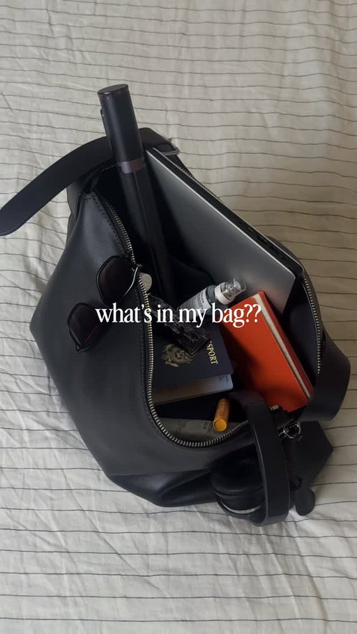 you never know what you might need 
.
#whatsinmybag #travelbag #travelessentials #dailyessentials #mottmessenger