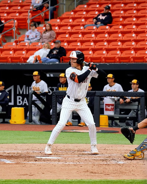 Chat clip that 💣

2 different angles of home run #9 of the season for @brocktthompson 

#GoPokes