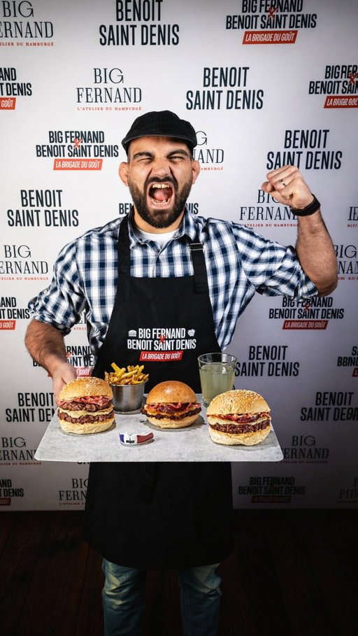 Quand @benoitst_denis débarque à l’atelier, ça file droit ! 
Fabien, notre Fer’Ambassadeur, lui a préparé sa recette dédiée au Pays Basque ! Verdict ? Validée !
Nous sommes très fiers d’avoir co-créé cette recette à son image et avec notre expertise ! 

🥩 Bœuf charolais ou limousin
🧀 Ossau-Iraty AOP fondant
🥓 Coppa croustillante
🧅 Pickles d’oignons rouges
🌶️ Double sauce Tonton au piment d’Espelette
🍔 Bun du boulanger

Disponible en 3 versions : Poids Plume (boeuf smashé), Original ou Poids Lourd (double steak) dans tous nos ateliers ! 🇫🇷🍔