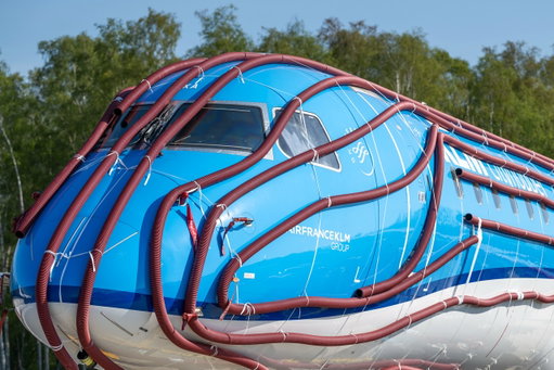In 2024, four KLM Cityhopper Embraer 195-E2 aircraft found a temporary home at Twente Airport. Due to Pratt & Whitney’s engine availability challenges, each aircraft was carefully wrapped in a protective foil cocoon for long-term storage. 🛩️
 
Before storage, the engines, APUs, and batteries were removed in accordance with Embraer’s guidelines. The aircraft were then fully wrapped in specialized foil, a process that took six weeks per batch, to protect both the interior and exterior from weather and other environmental factors.
Last week, we took another step forward: the second one came out of its cocoon.
 
With engine availability recovering, our Embraers are gradually returning to service by reinstalling wheels and engines and undergoing thorough inspections and testing before heading back to the skies. The last two are expected to follow later this autumn.
 
Thank you to the teams at @twenteairportofficial and Technology Base for keeping our aircraft in perfect condition. 💙
 
📸 @jasonvermeulen 
#KLM #TwenteAirport #KLMCityhopper