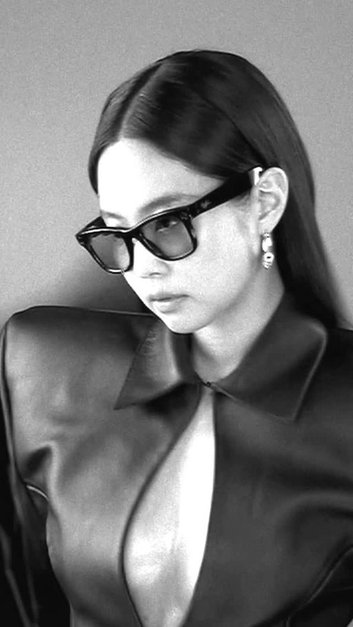 tap into iconic style with @jennierubyjane and stay on trend wherever you’re going #raybanmeta