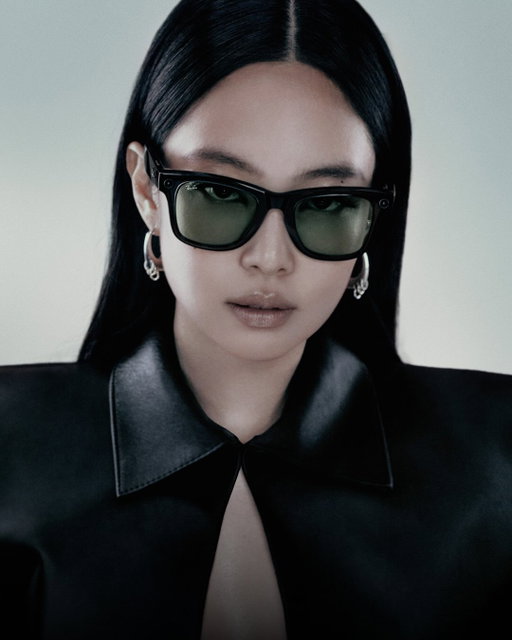 @jennierubyjane wears the iconic Ray-Ban Meta Wayfarer. Best paired with @transitionslenses® for all-day wear.