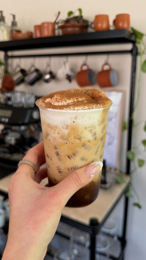 Tiramisu Iced Latte ☕️☁️🍫 no machine edition 

Oh my goodness, I had forgotten how delicious este cafecito was - y la mejor parte is that it tastes just as good with instant espresso! It’s smooth, creamy y extremadamente adictivo 

For this latte you’ll need:
• 2 tsp instant espresso 
• 1 tbso vanilla bean syrup
• pinch of salt 
• 2 oz water 
• 6oz milk of choice 

For the mascarpone cold foam:
• 3 tbsp heavy cream 
• 2 tbsp milk of choice
• 1 tbsp mascarpone 
• 1/2 tbsp vanilla syrup 
• dust with cocoa powder 

#tiramisulatte #instantcoffee #coffeeathome #homecafe #coffeerecipes