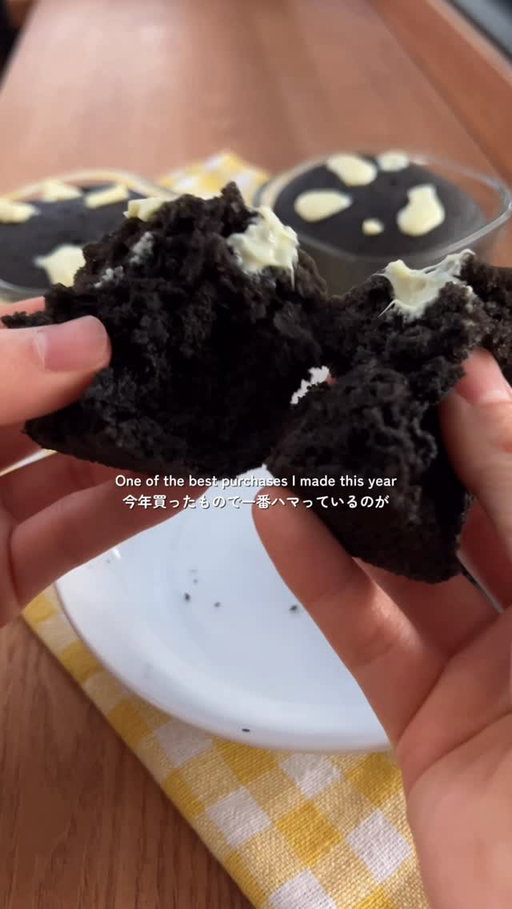In my steamer basket era ✨ and obsessed with making all kinds of steamed cakes lately 🥹
I need to show you my chocolate version next because I’ve been making it on repeatttt!

最近、完全にせいろブーム ✨ 蒸しケーキいろいろ作るのにハマってる🥹
チョコバージョンも最近ずっと作ってるから、次はそれも紹介するね！
日本語のレシピはコメントにあります❤️

BLACK SESAME & WHITE CHOCOLATE MUSHI-PAN (STEAMED CAKE)

INGREDIENTS:
1 egg
40g light brown sugar
30g neutral oil
60g soy milk (or milk of choice)
60g cake flour
30g black sesame powder
Pinch of salt
1 tsp baking powder

INSTRUCTIONS:
1. Soak your steamer basket in water for 10–15 minutes (if using bamboo).
2. Lightly grease 3–4 small heatproof bowls.
3. Bring water in your pot to a boil while you prepare the batter.
4. Whisk egg and sugar until well combined.
5. Add oil and soy milk (or milk of choice), mix until smooth.
6. Sift in flour and black sesame powder, add a pinch of salt, and gently fold.
7. Fold in baking powder just before pouring.
8. Pour into molds and steam over medium-high heat for 10–15 minutes, until a toothpick comes out clean.
9. Optional: add white chocolate while still warm.
10. Enjoy! Itadakimasu ✨

#steamer #blacksesame #蒸しパン #黒胡麻