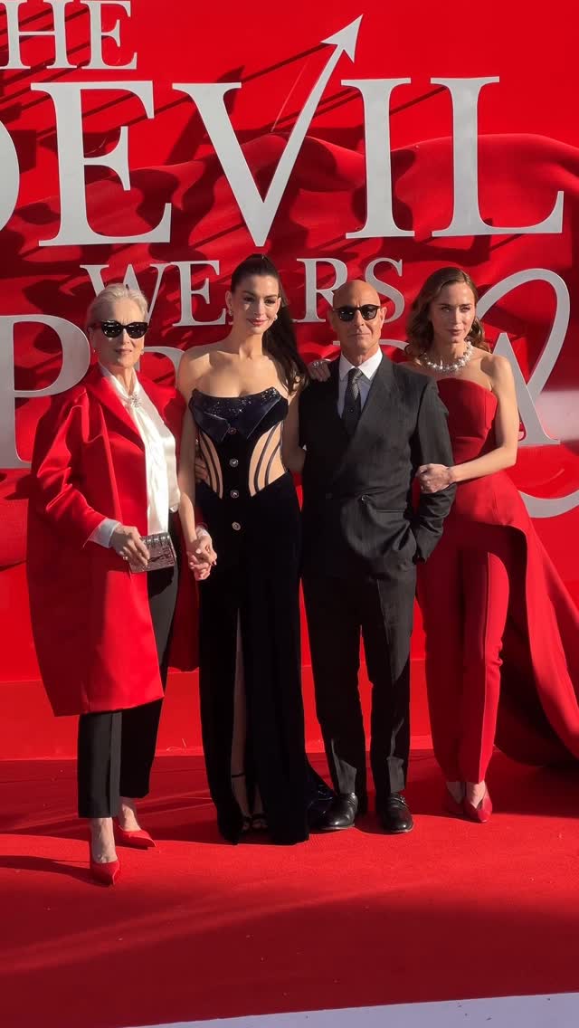 This is family ♥️ 

#AnneHathaway, #MerylStreep, #EmilyBlunt and #StanleyTucci pose together at the London premiere of The Devil Wears Prada 2.