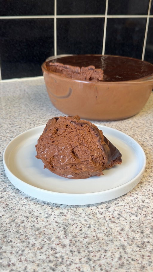 chocolate mousse 🍫 inspired by @chezjanou 

the written recipe is on ashbaber.com, there’s also a link in my bio

#mousse #dessertideas #foodreels #dessert #foodie