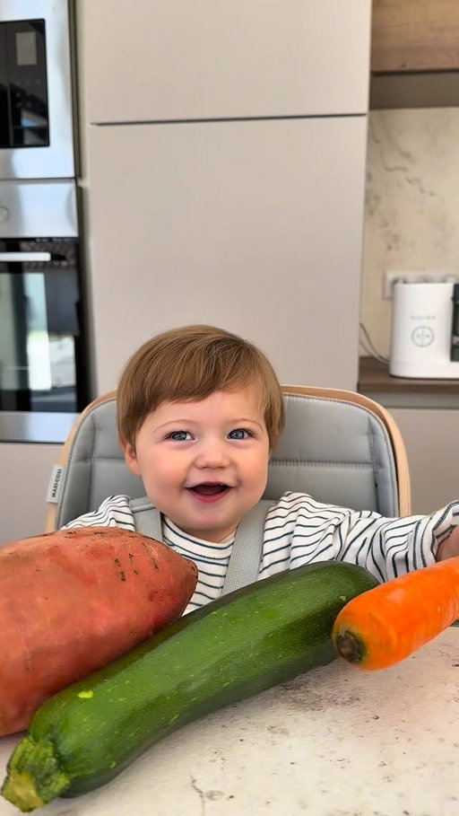 Petit moment cuisine avec mon bébé 🥰 Je prépare sa purée avec le Babycook Neo de @beaba pendant que lui… fait un peu n’importe quoi à côté 😂 Cuisson vapeur, texture parfaite, et surtout un vrai gain de temps au quotidien. Entre purées maison et finger foods… on avance doucement dans la diversification 🥹
Et vous, ça se passe comment par ici ?