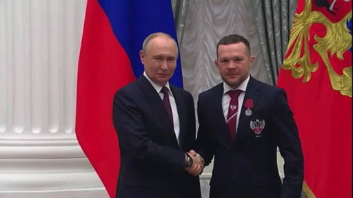 🇷🇺 Владимир Путин наградил Петра Яна медалью ордена «За заслуги перед Отечеством II степени»

Церемония награждения прошла в Кремле во время встречи Президента России с сильнейшими спортсменами нашей страны. 

Владимир Владимирович отметил вклад бойца клуба «Архангел Михаил», созданного Русской медной компанией, в развитие физической культуры и спорта. 

🔺Чемпион UFC получил из рук Владимира Путина медаль ордена «За заслуги перед Отечеством II степени».

#ПетрЯн #АрхангелМихаил