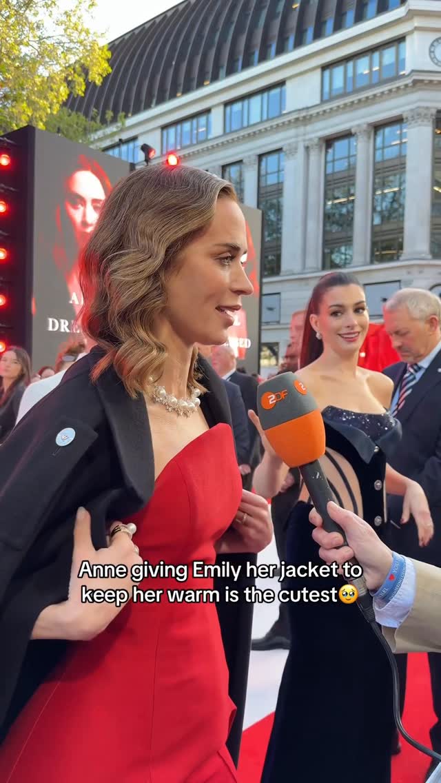 So bestie coded🥹💞

@annehathaway hands Emily Blunt her jacket to keep her warm at ‘The Devil Wears Prada 2’ London Premiere 🧥

#annehathway #emilyblunt #devilwearsprada #devilwearsprada2