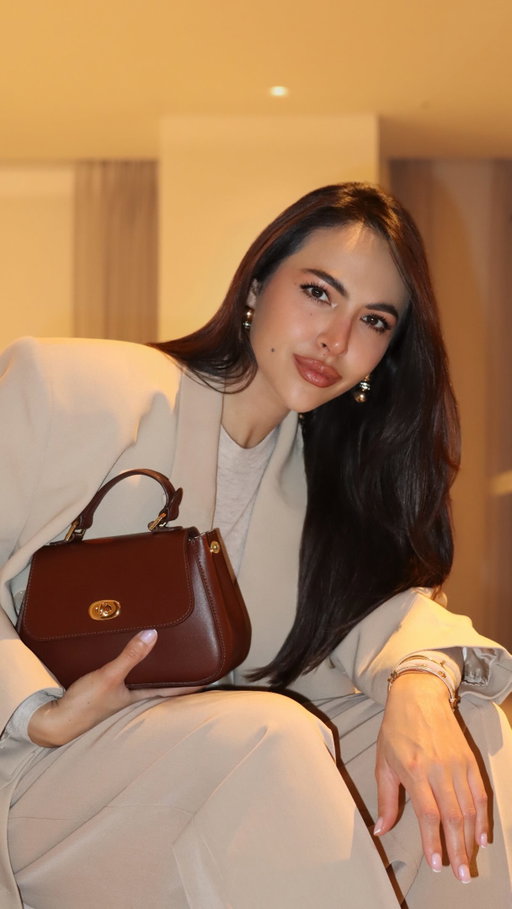 GRWM to attend the world premiere of the all new Mercedes Benz C Class in Seoul!🫰🏽

Top: @josephfashion 
Lingerie, Trousers & Jacket Coat: @asos 
Bag: @tusting (Mini Holly in Pecan) 
Boots: @claudiepierlot