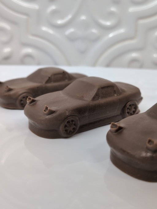 Our community's creativity knows no bounds. Fans crafted their very own Mazda MX-5 Miata chocolates, capturing the spirit and iconic shape we all love. Who else thinks these sweet rides look good enough to eat? Tell us in the comments! 

🔴 

Notre communauté ne cesse de surprendre. Des fans ont créé leurs propres chocolats en forme de Mazda MX-5 Miata, saisissant parfaitement l’esprit et le style emblématique qu’on adore. Irrésistibles ? Nous, on dit oui. Et vous ?

📷 @mandapanda1994 @yuuki_mz3 @mx5.alli