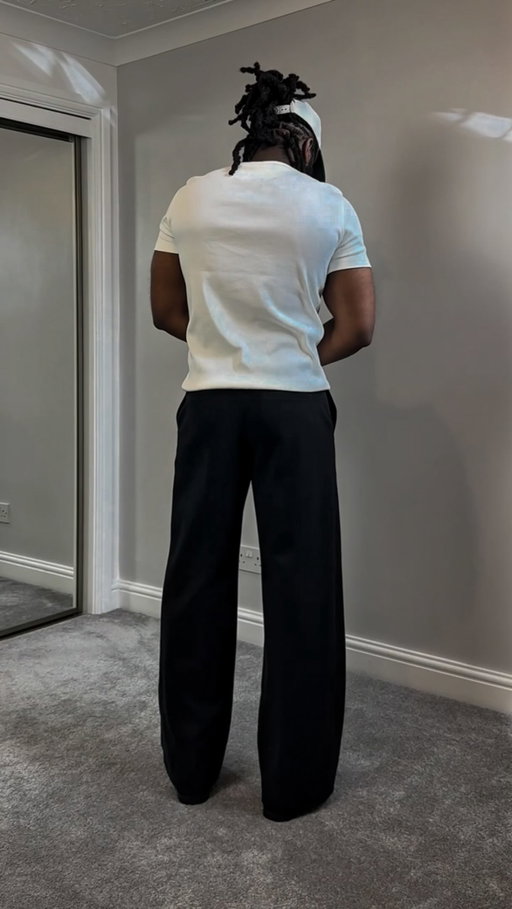 Ungatekeeping my most asked about pants 🙅🏾‍♂️

Can’t tell me I don’t put you on 😉

#wideleg #widelegpants #pleatedpants #ootd #uniqlo