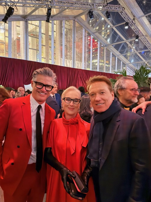 A moment with Meryl is always memorable ❤️👠 #devilwearsprada #merylstreep Slide to see the moment my sweet friend @kevinhuvane helped to recreate. 👉🏽

I don’t fangirl much. But I was swooning with joy in 2012 and more in 2026. 

Kevin has been Meryl’s agent and friend for many many years. The deep and loving bond they have is one that you aspire to have.