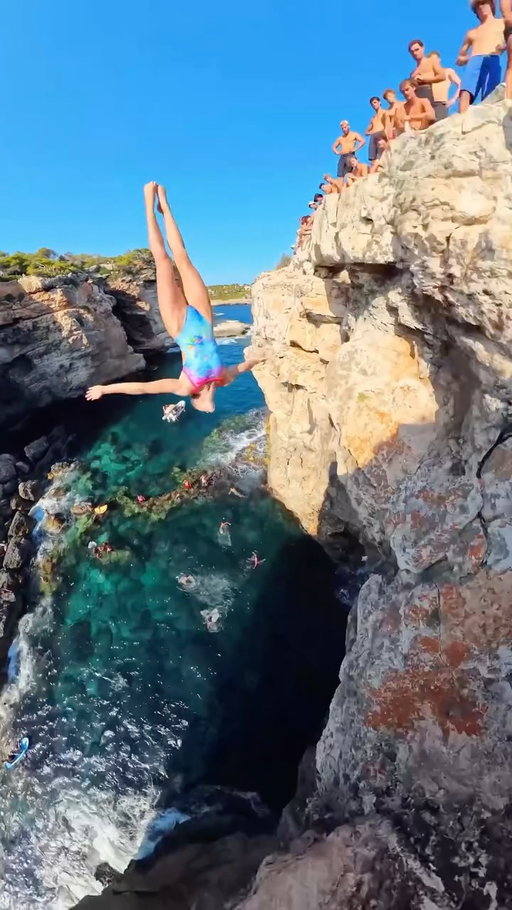 WAIT FOR IT 👀 This is probably one of my FAVORITE 360 camera tosses I’ve gotten to date! 😮‍💨 
Did you know we throw a camera down as we jump to get the “perfect” shot? #cliffjumping #cliffdiving