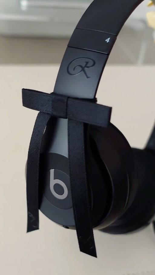 It’s all about the details.

Unboxing the Beats Solo 4 - JENNIE Special Edition. Get notified when they drop. Link in bio.