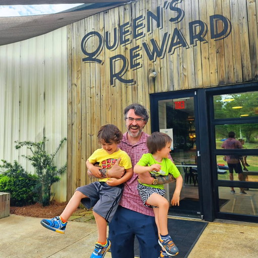 We went to visit @queensrewardmead today. The boys had a big time playing and eating icies. Of course their award winning mead was tasty as always.