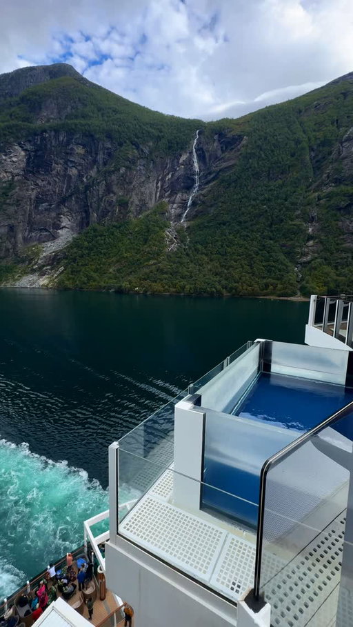 Norway cruise 🇳🇴🚢 Imagine witnessing this view… 10 day cruise of a lifetime through Northern Europe with Norwegian Cruise Line 

Follow @jasminstanleyy for more travel inspiration