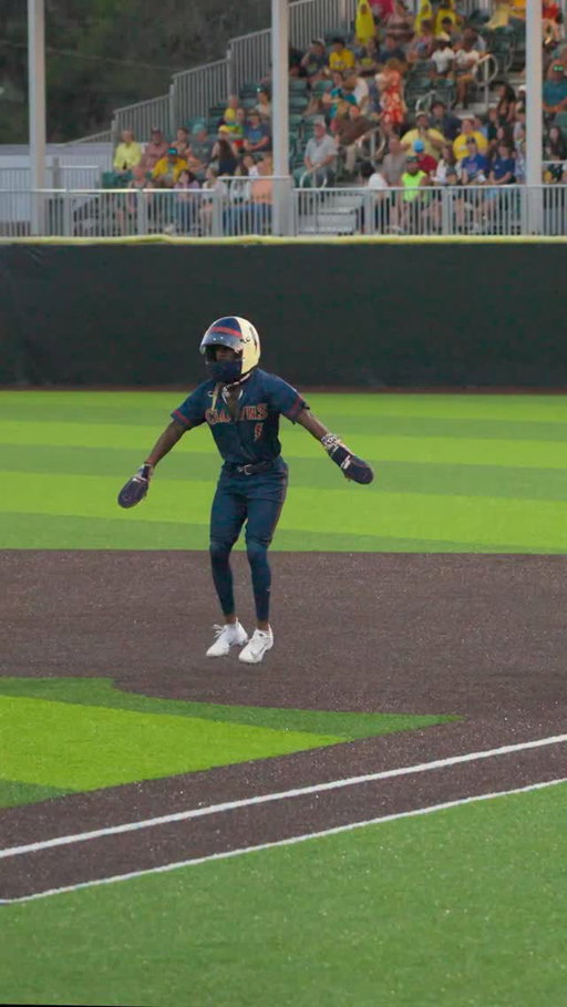 Former teammates back at it with a little boogy🕺 

#savannahbananas #bananaball #indianapolisclowns #dance #baseball